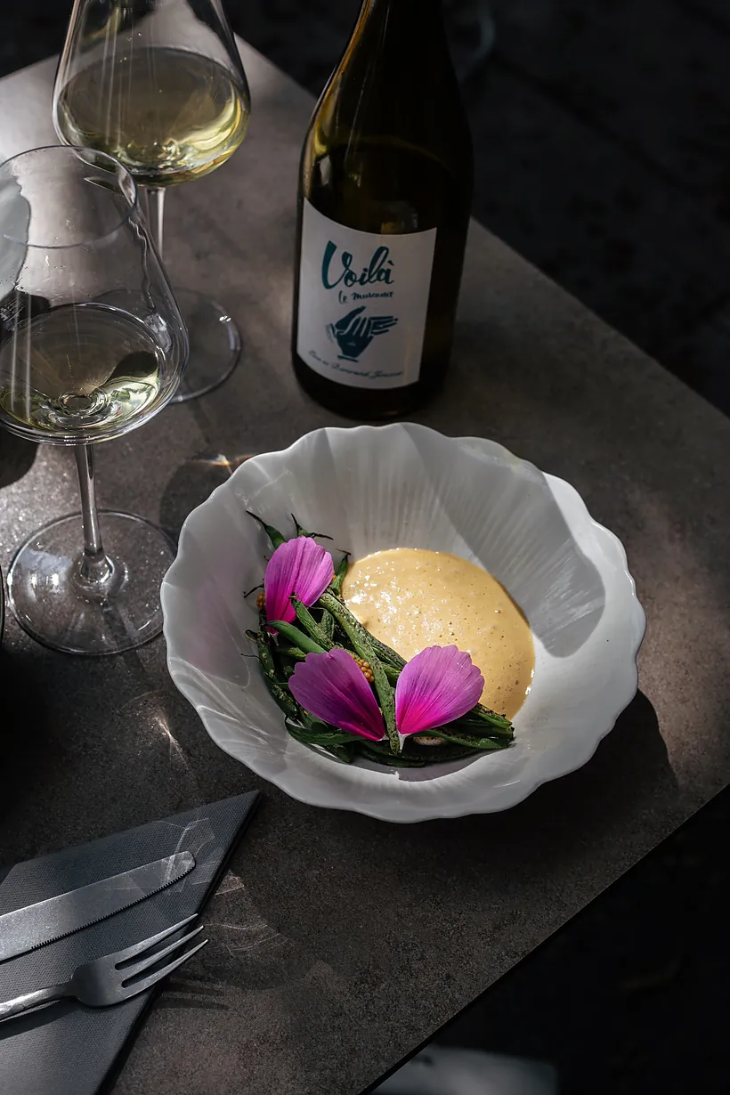 Haricots verts et bouteille de vin blanc chez OBBO